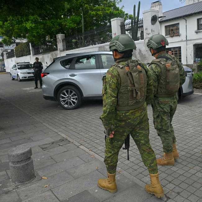 Un grupo de soldados de Ecuador vigilan los accesos a la embajada de México en la ciudad de Quito.