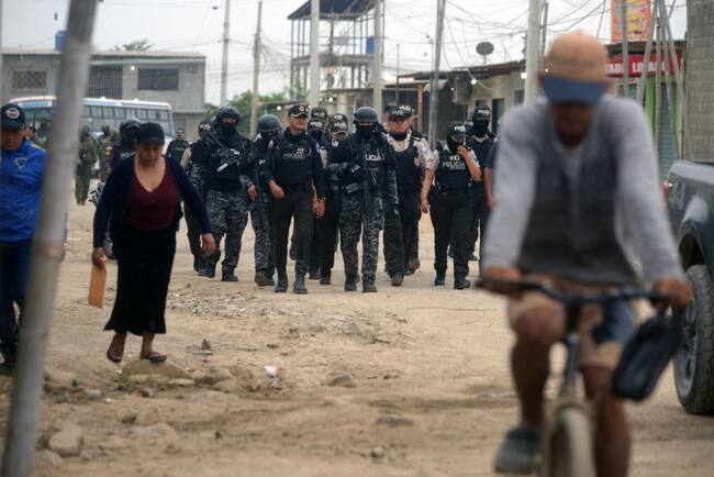 Policías y militares ingresan a un barrio carenciado en la ciudad de Durán en Ecuador.