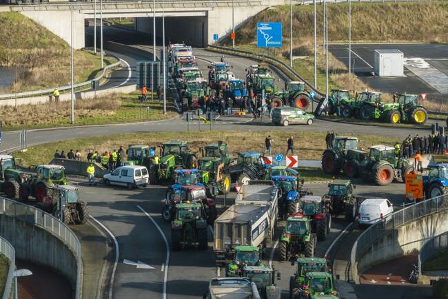 Un convoy de tractores cortan las carreteras en medio de las protestas de los agricultores en Bélgica.