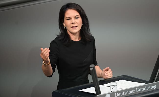 La ministra de relaciones exteriores de Alemania, Annalena Baerbock, habla en la sede del parlamento federal germano en la ciudad de Berlín