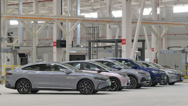 Una línea de automóviles eléctricos producidos en una fábrica en la ciudad de Hefei en China.