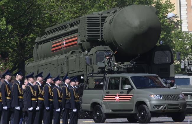 Un misil balístico intercontinental avanza por las calles de Moscú durante el desfile militar por el Día de la Victoria en Rusia