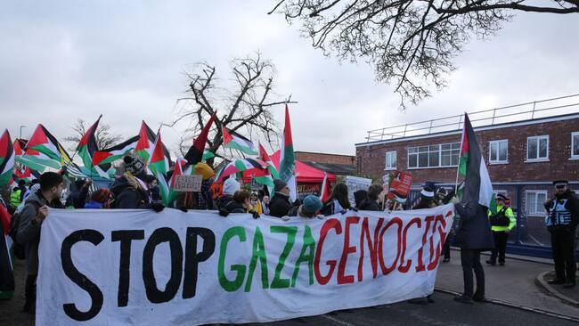 Manifestación en Shenstone de Inglaterra exigiendo el fin del genocidio en la Franja de Gaza y en apoyo a Palestina.