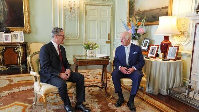 En el Palacio de Buckingham el rey Carlos III recibe a Keir Starmer y lo nombra primer ministro del Reino Unido.