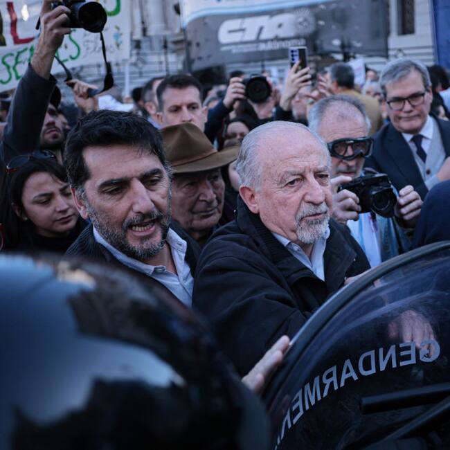 Grupos de jubilados protestan en contra del gobierno de Javier Milei pese la represión policial que vivieron en la ciudad de Buenos Aires en Argentina