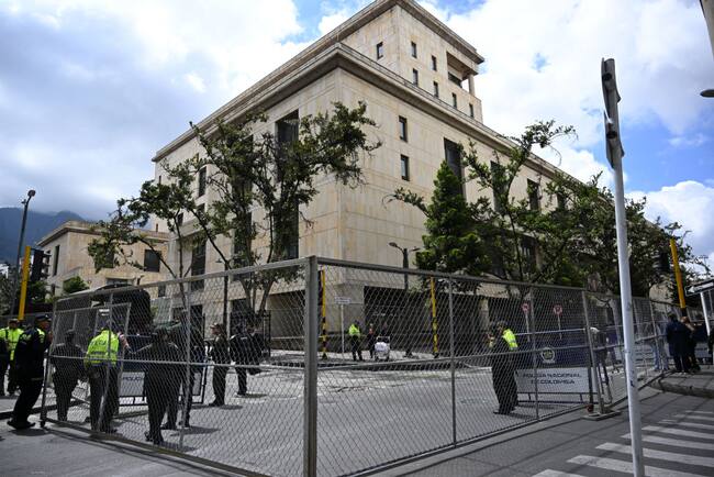 La sede de la Corte Suprema de Colombia en la ciudad de Bogotá es custodiada por efectivos de la policía.