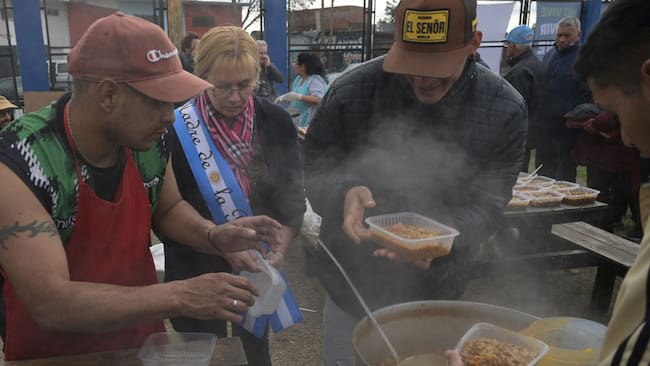 Un grupo religioso entrega alimentos en un comedor popular en un barrio de La Matanza en Buenos Aires de Argentina.