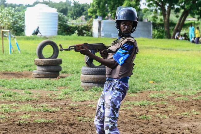 Un policía en Sudán realiza su entrenamiento con armas de guerra en la ciudad de Gadarif