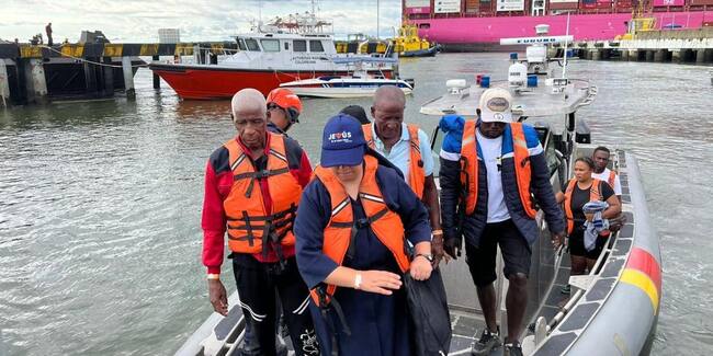 La Armada de Colombia rescata a un grupo de turistas lanzados al mar por asaltantes en la zona costera de Buenaventura de Valle del Cauca.