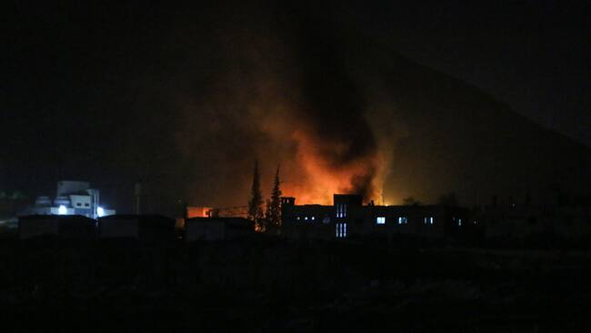 El humo y el fuego se observa en la ciudad de Damasco luego de un nuevo ataque aéreo de Israel sobre el territorio de Siria