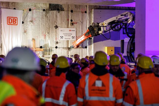 Un grupo de trabajadores observa la ceremonia de lanzamiento de la construcción de una nueva línea de tren en la ciudad de Múnich en Alemania