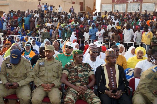 Miembros de la junta militar de Níger participan en la ciudad de Niamey de un evento por la salida de las tropas de Francia.