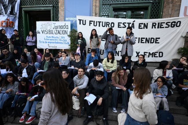 Estudiantes de medicina de la Universidad de Buenos Aires se manifiestan contra los recortes fiscales que afectan a la educación superior en Argentina.