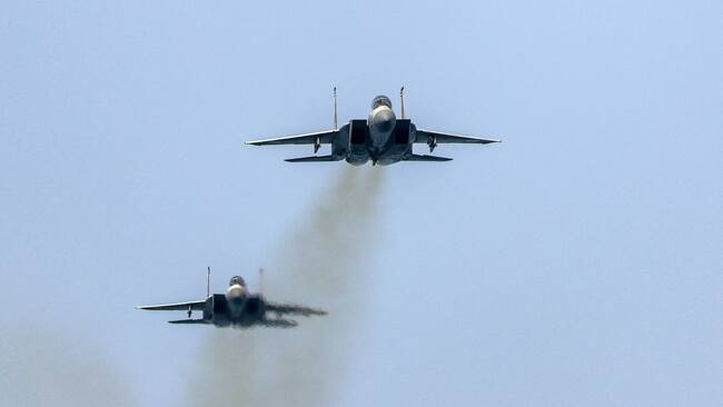 La Fuerza Aérea de Israel utiliza unos caza de combate F-15 durante una ceremonia de graduación de pilotos.