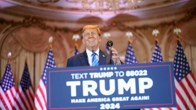 El multimillonario Donald Trump celebra las victorias en la mayoría de los estados en las primarias del Partido Republicano en Estados Unidos.