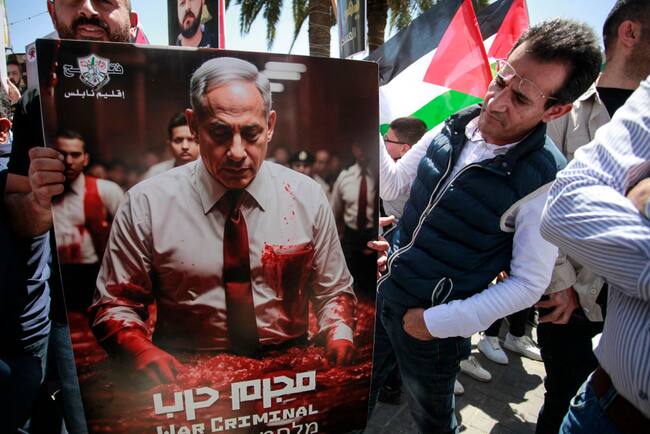 Imagen primer ministro israelí Benjamin Netanyahu con manos ensangrentadas en una protesta contra Israel en la ciudad de Nablus en Cisjordania.