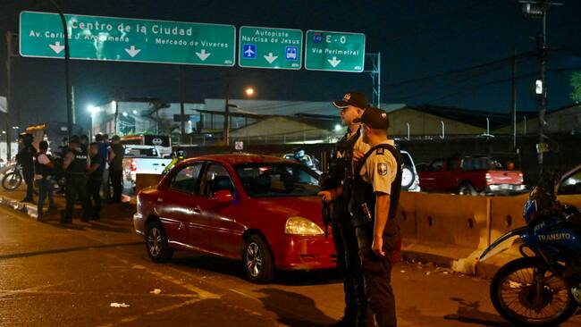 Un policía de Ecuador resguarda la escena del asesinato de la directora del Centro de Privación de Libertad Masculina N°1 del Guayas, María Daniela Icaza