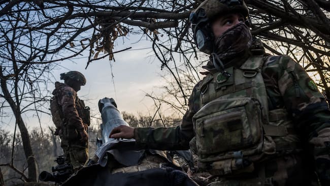 Unos soldados del ejército de Ucrania en el frente de batalla en el óblast de Donetsk.