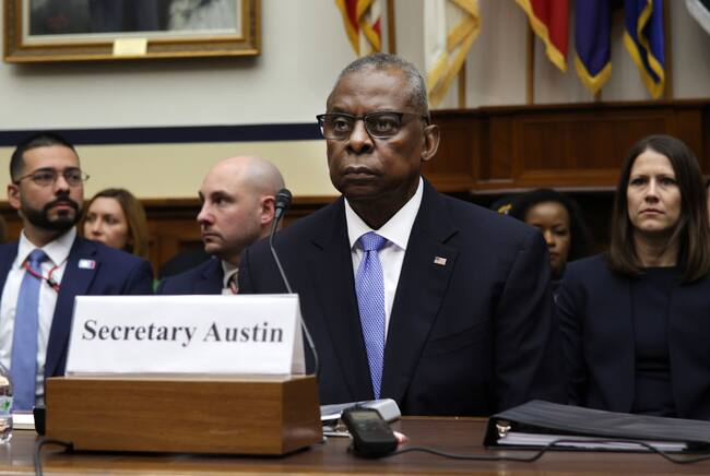 El secretario de defensa de Estados Unidos, Lloyd Austin, habla ante un comité de la Cámara de Representantes en un salón del Capitolio en Washington.